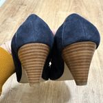 B Makowsky B. MAKOWSKY | Navy Blue Suede Peep Toe Bow Stitch Stacked Heel Pump, Size 8M Photo 4