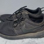 Nike Women's Black Roshe Sneakers Photo 1