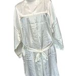 Women's white Bride kimono robe size L/XL, new no tags Gold Photo 3