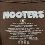 Hooters brown Tshirt size medium  Photo 3
