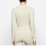 SKIMS  COTTON RIB LONG SLEEVE CROP HENLEY – BONE – SIZE 4X – NWT Photo 2