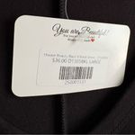 Chic Black V Photo 3