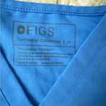 FIGS  Casma Three-Pocket Scrub Top Blue Short Sleeve scrub size medium ceil blue Photo 2