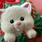 Hallmark Cards HMK Christmas White Kitty Cat In Basket Holiday Brooch Pin Photo 2