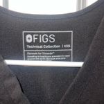 FIGS Women’s Casma Three-Pocket Scrub Top Photo 2