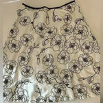 White House | Black Market  WHBM White and Black Embroidered floral skirt - Size 6 Photo 7