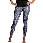 Onzie Nwt  Noir yoga leggings sz xs black white Photo 2