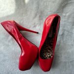 Qupid Vibrant red high heel shoes with an elegant and daring design. Photo 3