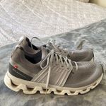 on cloud Running Shoes Photo 6