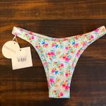 Kulani Kinis  Photo 1