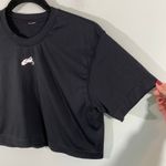 Alphalete Women Black Logo Short Sleeve Cropped Athletic Top Photo 2