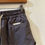 Vuori  Women's Clementine Short 2.0 Mid Rise  Activewear Running Size XS Gray Photo 4