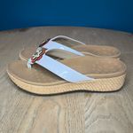 Vionic  Mimi Wedge White Patent Leather Thong Platform Sandals Flower Women’s 7 Photo 2