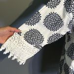 Top It Off White & Navy Blue Boho Tunic Dress Women’s Size Large – Crochet Trim Black Photo 2