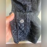 Lululemon  Wunder Under Black Blue Floral High Rise Mid Calf Yoga Legging SZ 4 Photo 5