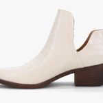 VOLATILE Women's Bootie Fashion Boot size 7.5 white Photo 0