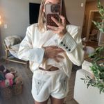 Yellow the label set White Photo 2