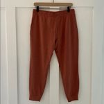 Vuori  Performance Jogger in Cinnamon Heather Size M NWOT Photo 4