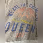 American Eagle  Queen Graphic Cropped LS Hooded Sweatshirt Photo 3