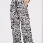Pretty Little Thing Black Printed Drawstring Waist Wide Leg Sweatpants Photo 0