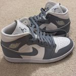 Nike  Air Jordan 1 Mid Photo 2