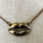 Gold tone lips pendant necklace Photo 9