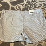Old Navy gray and white striped shorts. New. Pockets. Flat front. Photo 3