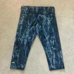 Alo Yoga ⭐️  Airbrush Python Snakeskin Capri Leggings Black & Grey in size small Photo 2