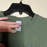 Green floral graphic tee Photo 3