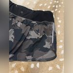 Athleta green black camo floral shorts women’s size medium Photo 3