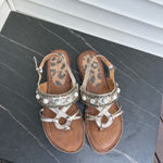 Baretraps  Mollie women leather sandals flat bronze w stones thong style Sz 7.5 Photo 3