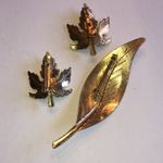 Vintage Gold Tone Leaf Shaped Brooch Set Photo 3