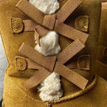KOOLABURRA BY UGG GIRLS SIZE 4 PULL ON CARAMEL TAN BOOTS SHERPA LINED BOW ACCENT Photo 2