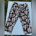 Allison Taylor  Capri Crop Pants 100%‎ Silk Black White Floral Print Side Zip 14 Photo 1