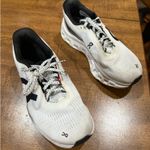 on cloud Running Shoes Photo 0