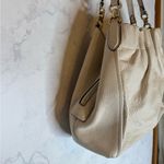 Coach maya shoulder bag in pebbled leather chalk off white Photo 5