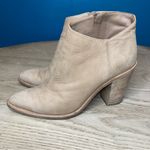 Vince . Easton Nubuck Asymmetrical Block Heel Ankle Bootie Women’s Size 7 Tan Photo 4