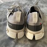 on cloud Running Shoes Photo 2