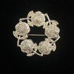 Silver tone roses wreath brooch Photo 1