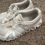 On Clouds Women's White Athletic Shoes Size 9 Photo 0