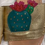 Kate Spade  SANDALS SIZE 7.5 good condition color gold with green and red Photo 8
