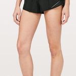 Lululemon Hotty Hot Short 2.5 Photo 0