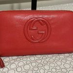 Gucci Vibrant Coral Leather Zippy Wallet Photo 0
