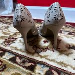 LC Lauren Conrad Women's Floral Pumps Photo 4