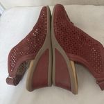 Earth Origins  Womens Red Leather sandals Wedge Heels Calla Shootie 10 Laser cut Photo 4