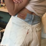 Levi's Levi’s High Waisted Mom Shorts White Blue Ombré Denim Size 25 Photo 4