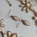 Crème Flower Necklace Earrings Set Gold Photo 3