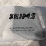 SKIMS Fits everybody cami Medium NWT black Photo 3