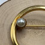 Source Unknown Vintage Gold-tone Circular Brooch with a Single Faux Pearl Accent Photo 8