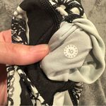 Lululemon Wunder Under High-Rise Tights size 10
Painted Paisley Silver Ice Black Photo 5